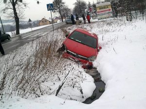 Auto w rowie po wypadku w Goleszowie